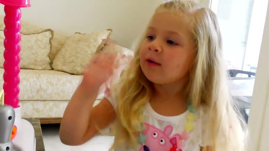 دیانا و اسباب بازی ها - بازی دیانا با بستنی های اسباب بازی